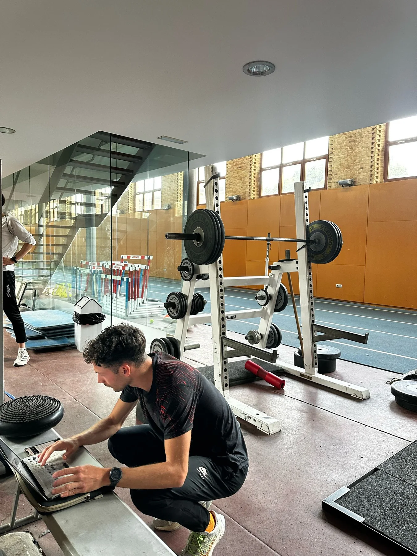 Kike revisando datos de entrenamiento en un ordenador junto a la pista